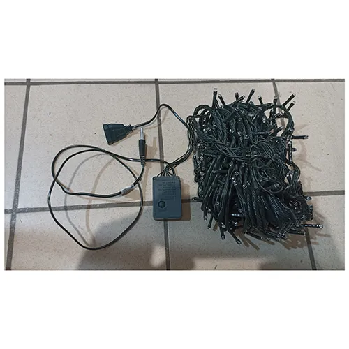 Lanț de iluminat cu 500 de LED-uri neînlocuibile, o unitate intermitentă și o priză care permite extinderea cu membri suplimentari.