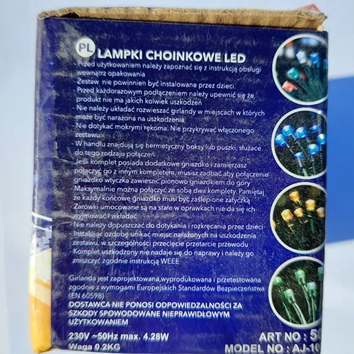 Lanț de iluminat decorativ cu LED-uri de chihlimbar și un fir izolat de culoare verde închis, cu o unitate de control cu opt programe și o opțiune de extensie.