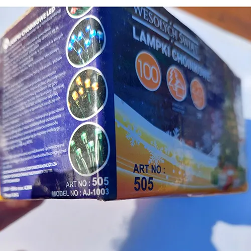 Lanț de iluminat decorativ cu LED-uri de chihlimbar și un fir izolat de culoare verde închis, cu o unitate de control cu opt programe și o opțiune de extensie.