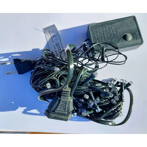 Lanț de iluminat decorativ cu LED-uri de chihlimbar și un fir izolat de culoare verde închis, cu o unitate de control cu opt programe și o opțiune de extensie.