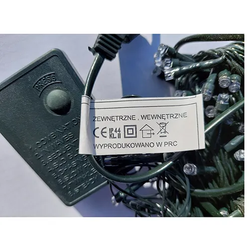 Lanț de iluminat decorativ cu LED-uri de chihlimbar și un fir izolat de culoare verde închis, cu o unitate de control cu opt programe și o opțiune de extensie.