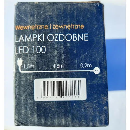 Lanț de iluminat cu 88 de bucăți de LED-uri violet, sârmă izolată verde și unitate de control.