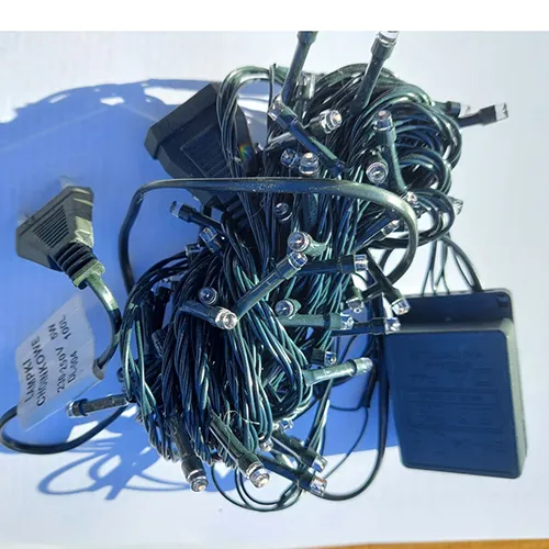 Lanț de iluminat cu 88 de bucăți de LED-uri violet, sârmă izolată verde și unitate de control.