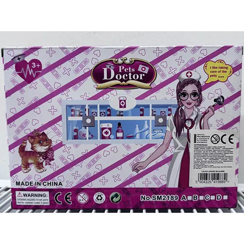 Papusa din plastic cu accesorii din plastic.