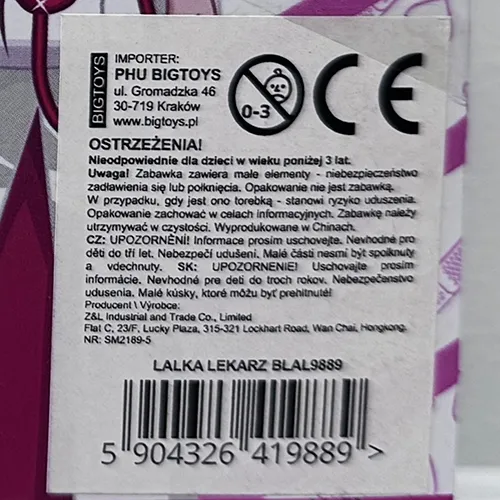 Papusa din plastic cu accesorii din plastic.