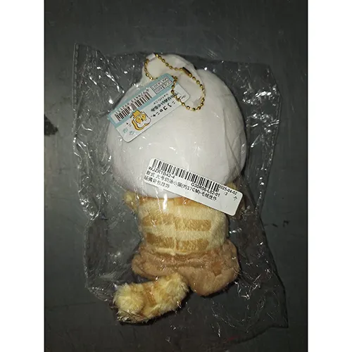 Jucărie de pluș, în formă de animal bej, cu glugă albă, arc roz și lanț metalic. Produs vândut online, în special prin intermediul AliExpress.