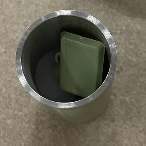 Set de mobilier de jucărie din plastic, constând dintr-o canapea, o masă și accesorii de bucătărie. Produs vândut online, în special prin TEMU (identificator de produs: 601099894186959).