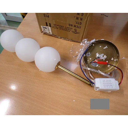 Candelabrul cu LED-uri. Produs vândut online, în special prin intermediul AliExpress.com.