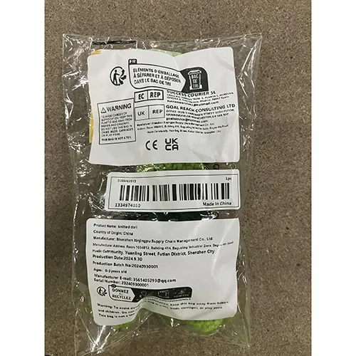 Jucărie moale croșetată în formă de broască țestoasă care ține un semn. Produs vândut online, în special prin TEMU (Identificatorul produsului: 601099805240730).