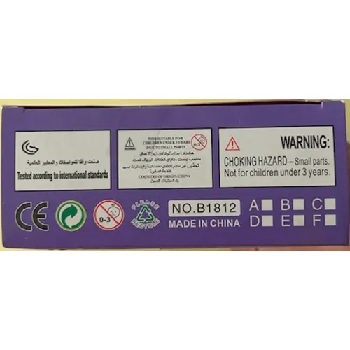 Păpușă din plastic, cu păr în stil coadă de cal și haine în diferite culori, de aproximativ 28 cm înălțime.