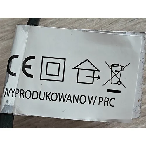 Lanț de iluminat cu 100 de surse de lumină LED neînlocuibile. Lanțul de iluminat include un dispozitiv pentru schimbarea modurilor de iluminare.