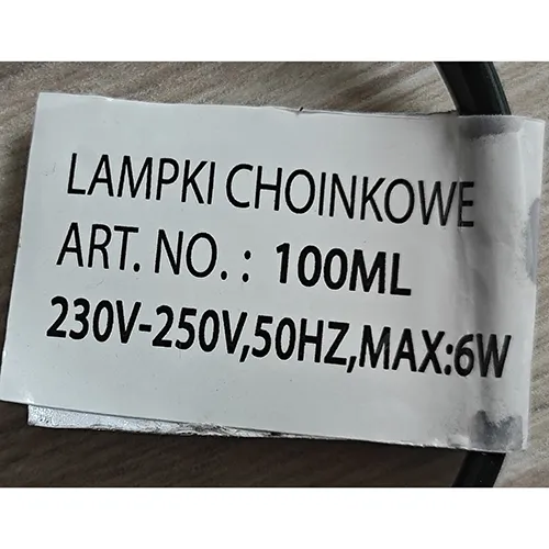 Lanț de iluminat cu 100 de surse de lumină LED neînlocuibile. Lanțul de iluminat include un dispozitiv pentru schimbarea modurilor de iluminare.