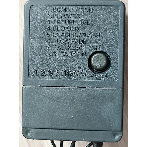 Lanț de iluminat cu 100 de surse de lumină LED neînlocuibile. Lanțul de iluminat include un dispozitiv pentru schimbarea modurilor de iluminare.