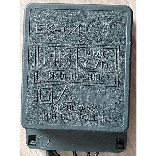 Lanț de iluminat cu 100 de surse de lumină LED neînlocuibile. Lanțul de iluminat include un dispozitiv pentru schimbarea modurilor de iluminare.