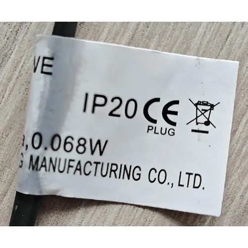 Lanț de iluminat cu 300 de surse de lumină LED neînlocuibile. Produsul include un dispozitiv pentru schimbarea modurilor de iluminare.