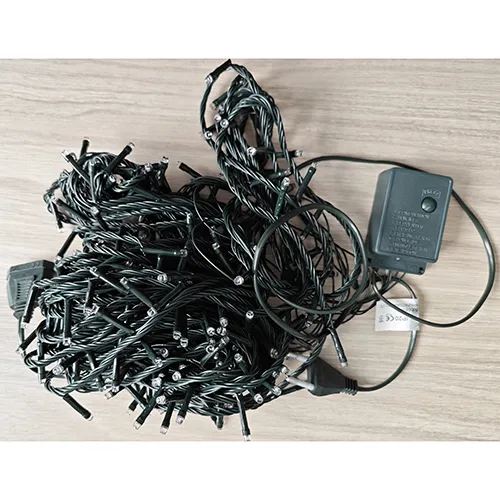 Lanț de iluminat cu 300 de surse de lumină LED neînlocuibile. Produsul include un dispozitiv pentru schimbarea modurilor de iluminare.