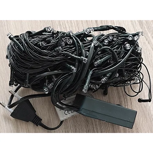 Un lanț de iluminat conceput pentru interconectare, care conține 200 de surse de lumină cu LED-uri neînlocuibile și un dispozitiv pentru schimbarea modurilor de iluminare.