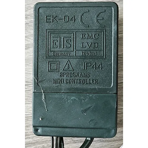 Un lanț de iluminat conceput pentru interconectare, care conține 200 de surse de lumină cu LED-uri neînlocuibile și un dispozitiv pentru schimbarea modurilor de iluminare.