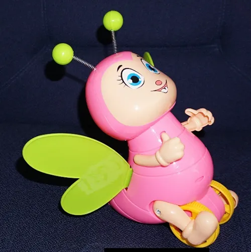O împingere în formă de albină de-a lungul jucăriei, din material plastic.