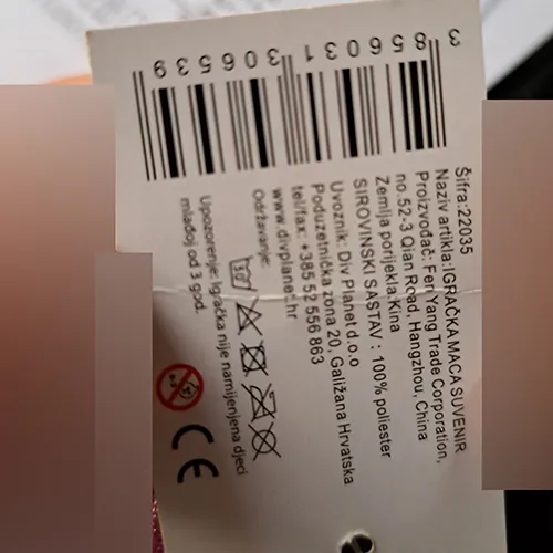 Jucărie de pluș în formă de pisică gri alungită cu alb dedesubt