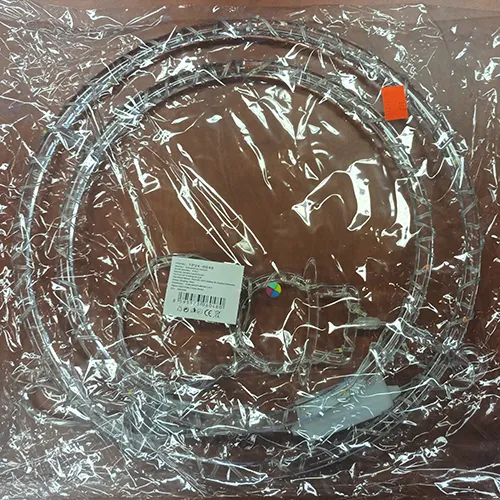 Lanț de lumină de Crăciun cu surse de lumină neînlocuibile echipate cu o unitate electronică pentru efecte de iluminare.