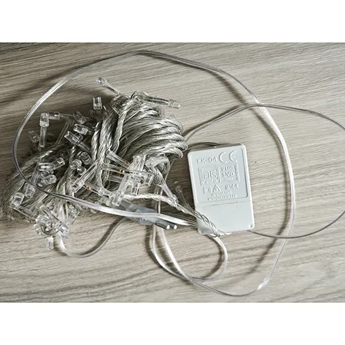 Lanț de iluminat care constă din surse de lumină cu LED-uri neînlocuibile și un dispozitiv pentru schimbarea modurilor de iluminare.