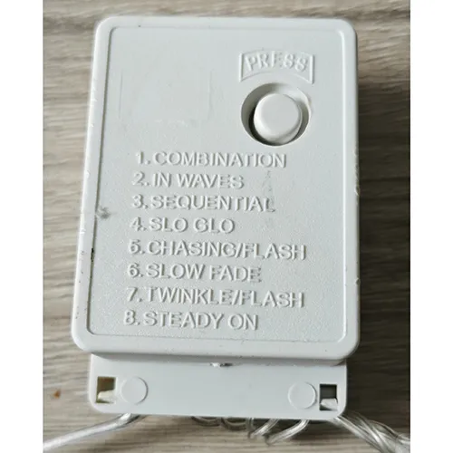 Lanț de iluminat care constă din surse de lumină cu LED-uri neînlocuibile și un dispozitiv pentru schimbarea modurilor de iluminare.