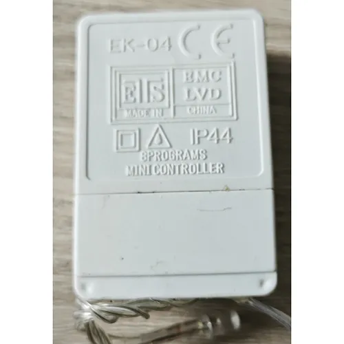 Lanț de iluminat care constă din surse de lumină cu LED-uri neînlocuibile și un dispozitiv pentru schimbarea modurilor de iluminare.