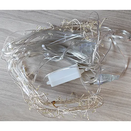 Un lanț de iluminat conceput pentru interconectare, constând din surse de lumină cu LED-uri care nu pot fi înlocuite și un dispozitiv pentru schimbarea modurilor de iluminare.