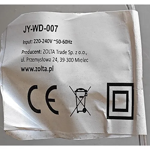 Lanț de iluminat conceput pentru interconectare, care conține surse de lumină cu LED-uri neînlocuibile. Lanțul de iluminat include un dispozitiv pentru schimbarea modurilor de iluminare. Produs vândut online, în special prin intermediul www.kralovstvo-hraciek.sk