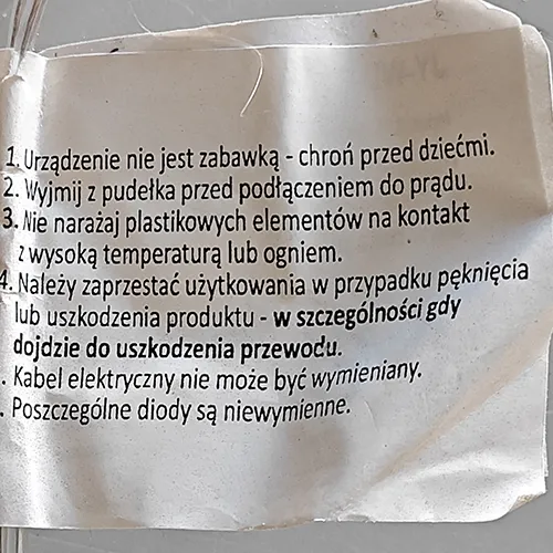 Lanț de iluminat conceput pentru interconectare, care conține surse de lumină cu LED-uri neînlocuibile. Lanțul de iluminat include un dispozitiv pentru schimbarea modurilor de iluminare. Produs vândut online, în special prin intermediul www.kralovstvo-hraciek.sk