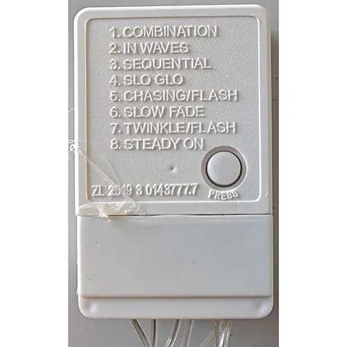 Lanț de iluminat conceput pentru interconectare, care conține surse de lumină cu LED-uri neînlocuibile. Lanțul de iluminat include un dispozitiv pentru schimbarea modurilor de iluminare. Produs vândut online, în special prin intermediul www.kralovstvo-hraciek.sk