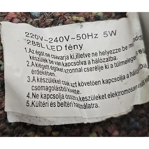 Lanț de iluminat conceput pentru interconectarea cu capacele de capăt din plastic ale surselor de lumină cu LED-uri sub formă de țurțuri.