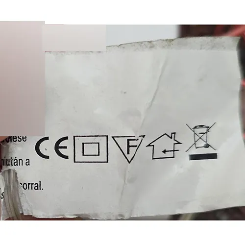 Lanț de iluminat conceput pentru interconectarea cu capacele de capăt din plastic ale surselor de lumină cu LED-uri sub formă de țurțuri.