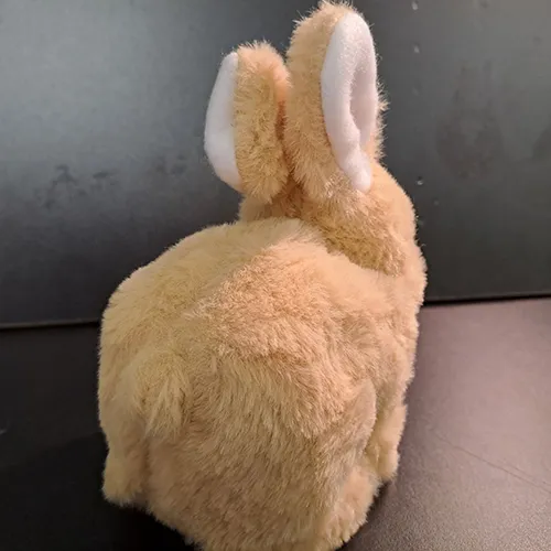 Iepuraș de pluș cu baterii. Produs vândut online, în special prin intermediul Amazon.