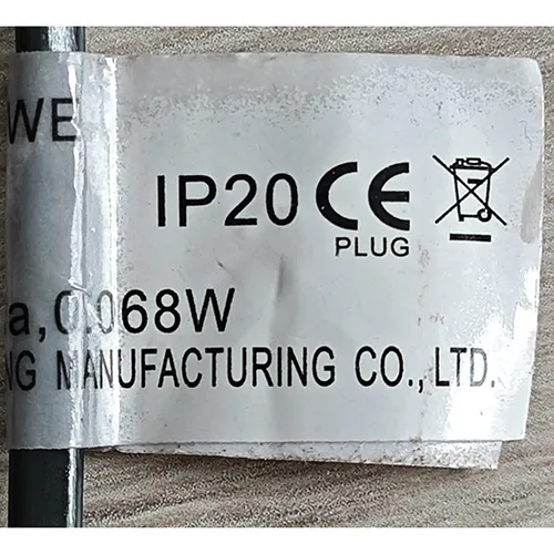 Lanț de iluminat conceput pentru interconectare, care conține 500 de surse de lumină cu LED-uri neînlocuibile și un dispozitiv pentru schimbarea modurilor de iluminare. Produs vândut online, în special prin ledziarovka.eu