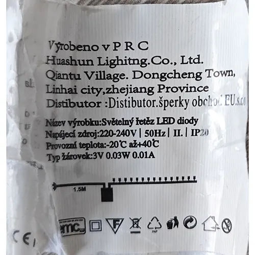 Lanț de iluminat alb format din 100 de surse de lumină cu LED-uri neînlocuibile și un dispozitiv pentru schimbarea modurilor de iluminare.