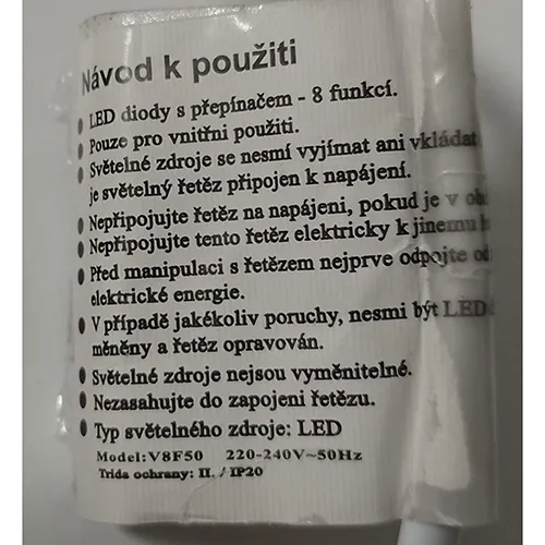 Lanț de iluminat alb format din 100 de surse de lumină cu LED-uri neînlocuibile și un dispozitiv pentru schimbarea modurilor de iluminare.