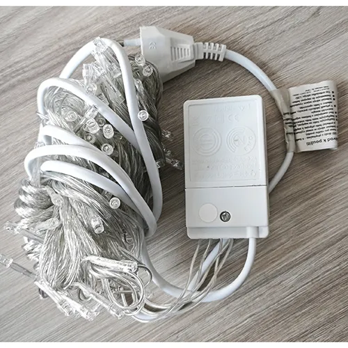 Lanț de iluminat alb format din 100 de surse de lumină cu LED-uri neînlocuibile și un dispozitiv pentru schimbarea modurilor de iluminare.