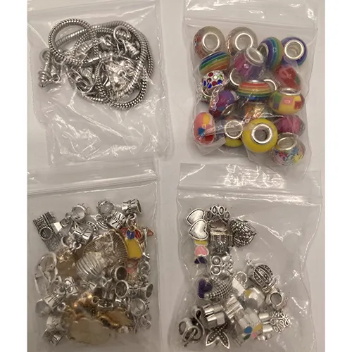 Bijuterii setate pentru a face brățări. Produs vândut online, în special prin intermediul cirkle-sverige.se.