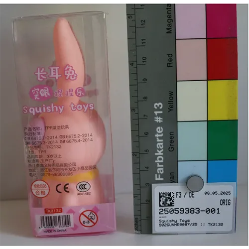 Jucărie din plastic de iepuras stoarce cu ochii care apar atunci când stomacul este apăsat.