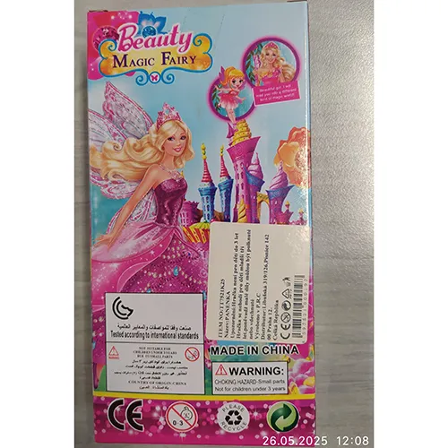 Păpușă din plastic, în formă de zână cu aripi și păr lung portocaliu și albastru.