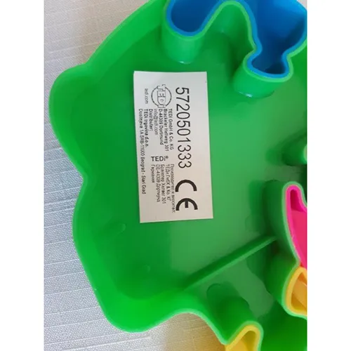 Covor de puzzle din plastic, format din zece piese, în diferite culori, în formă de câine.