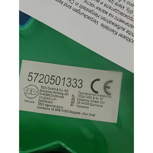 Covor de puzzle din plastic, format din zece piese, în diferite culori, în formă de câine.