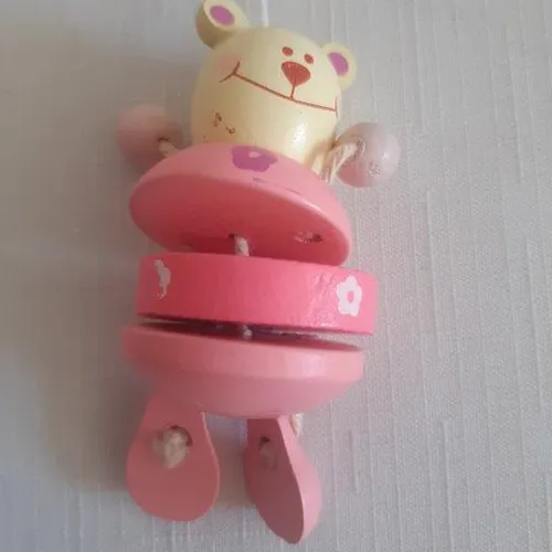 Jucărie din lemn roz cu cinci figurine de ursuleț de pluș.