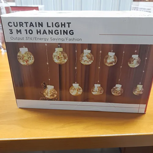 Lanț de lumină ornamental cu bile de plastic transparente care conțin 150 de surse de lumină cu LED-uri neînlocuibile.