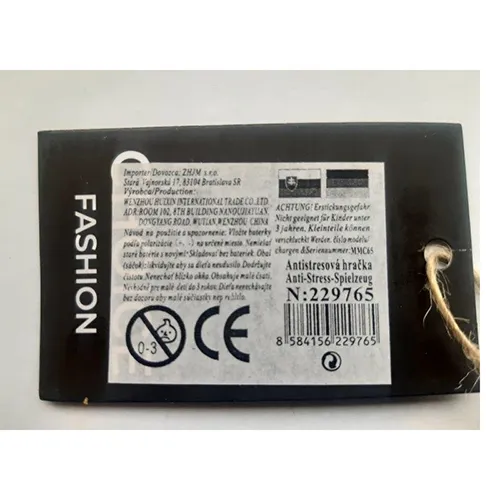 Jucărie antistres, în formă de omidă albastră, din plastic moale. În interiorul jucăriei se află o minge de plastic care se aprinde atunci când este lovită.