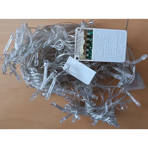 Lanț de iluminat cu surse de lumină LED neînlocuibile și un dispozitiv pentru schimbarea modurilor de iluminare.