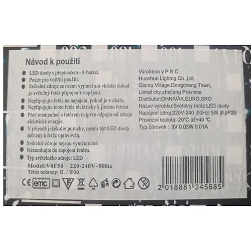 Șir de lumini cu LED-uri încapsulate în sfere de plastic alb.