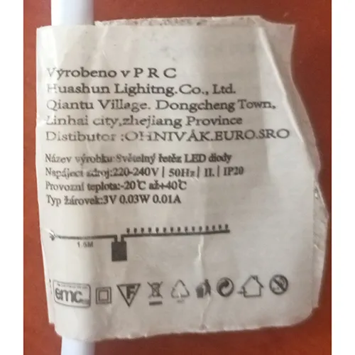 Șir de lumini cu LED-uri încapsulate în sfere de plastic alb.